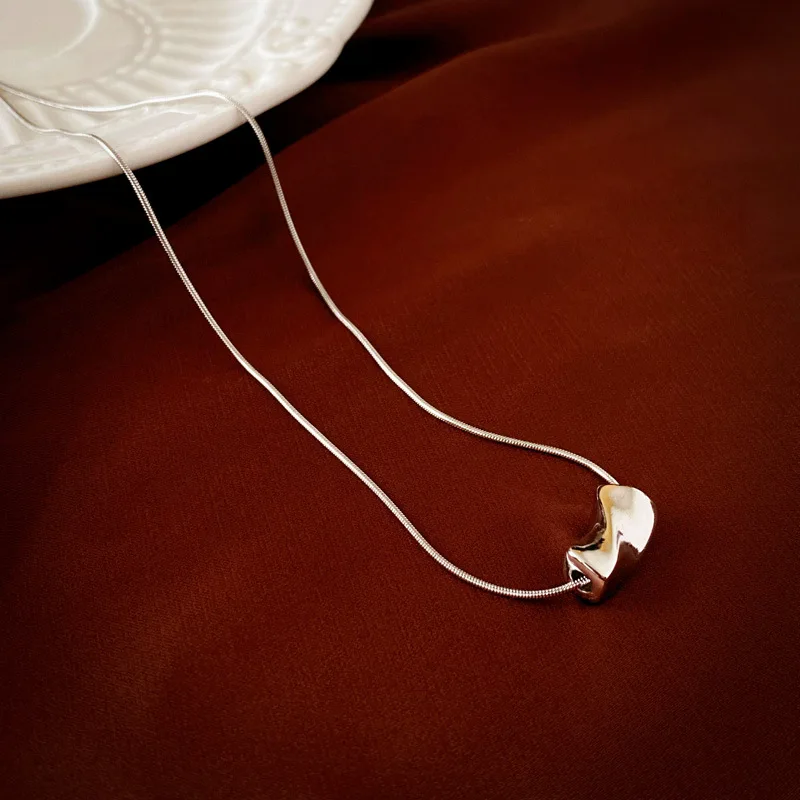 

Женское металлическое ожерелье-цепочка длиной до ключиц