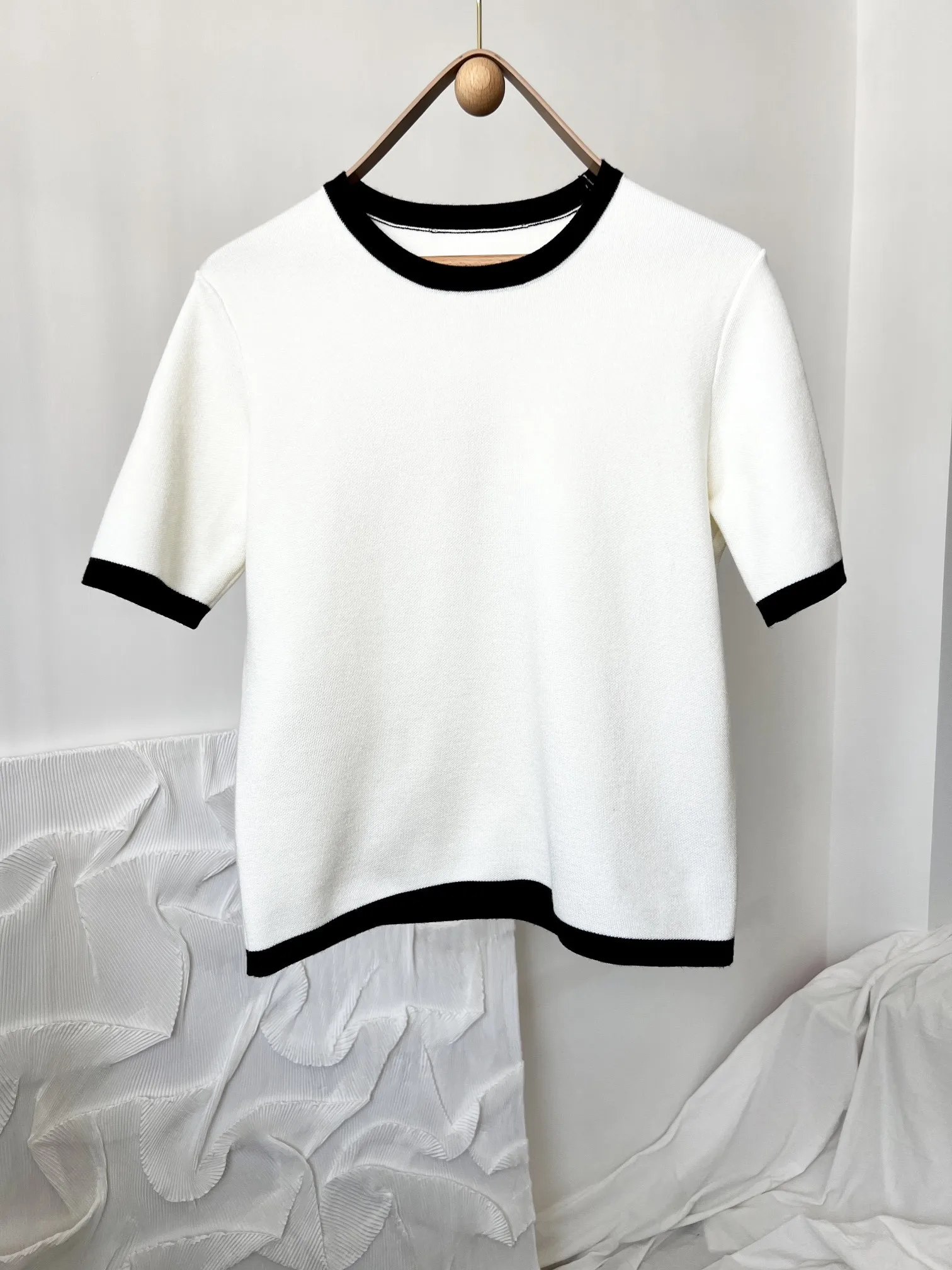 

2202 spring and summer new women's Embroidery contrast round neck short sleeve T-shirt