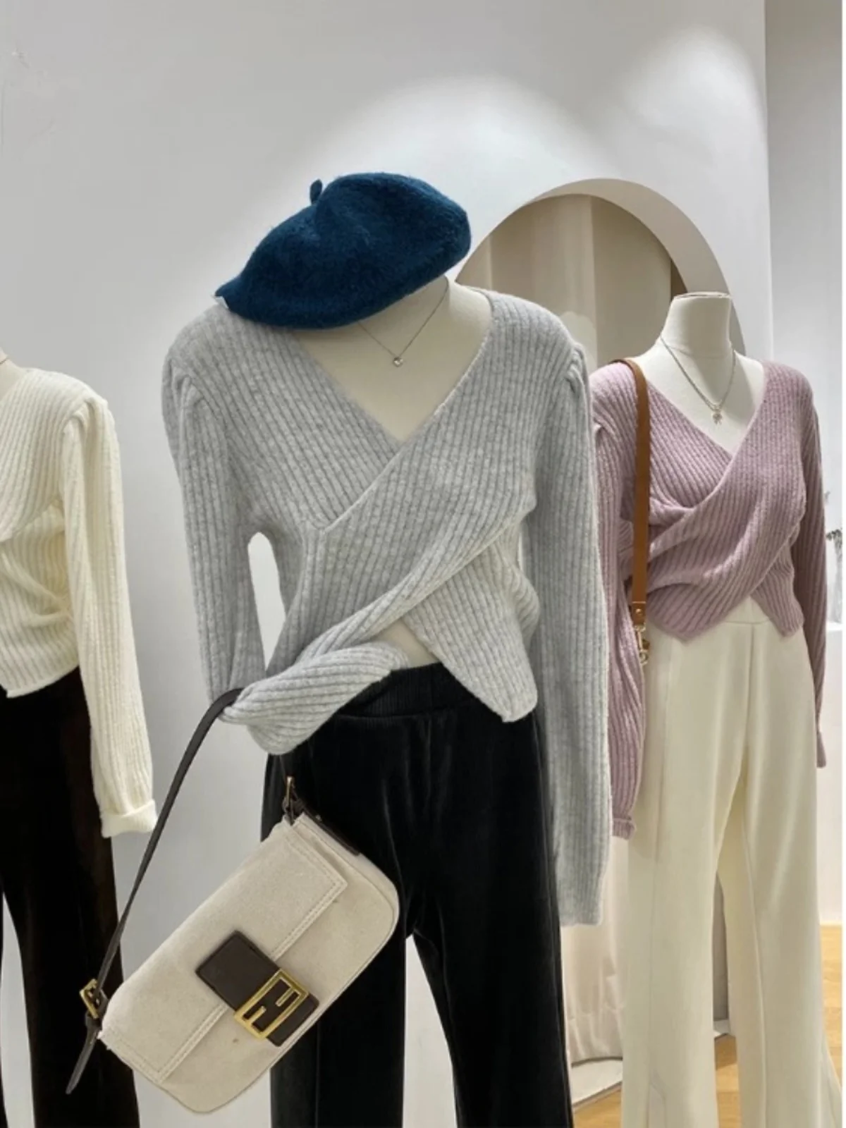 Свитер с перекрестным v-образным вырезом женский осенне-зимний короткий нежный