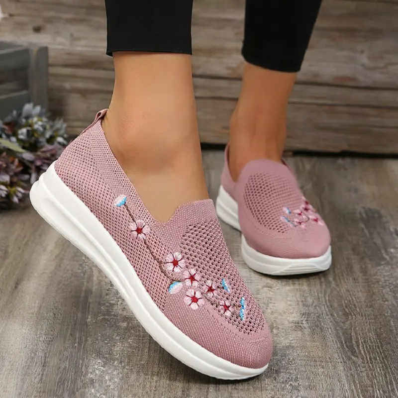 2022 cloth shoes Women's fashionable embroidered shoes Lightweight soft soled middle-aged mother's shoes Sports Oversize Shoes