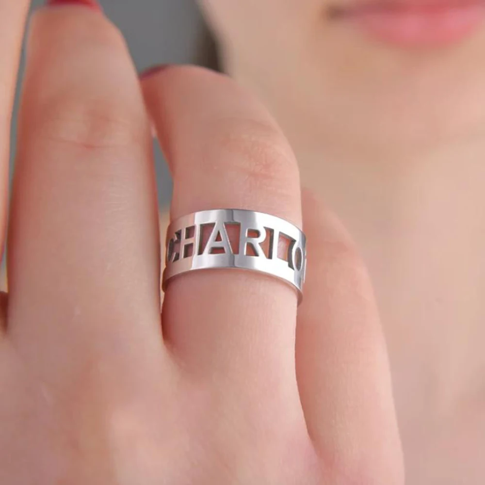 Оригинальное название кольца с буквами может быть сопряжён модными кольцами из