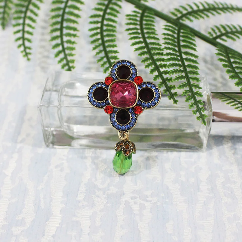 Женская брошь в виде искусственных цветов