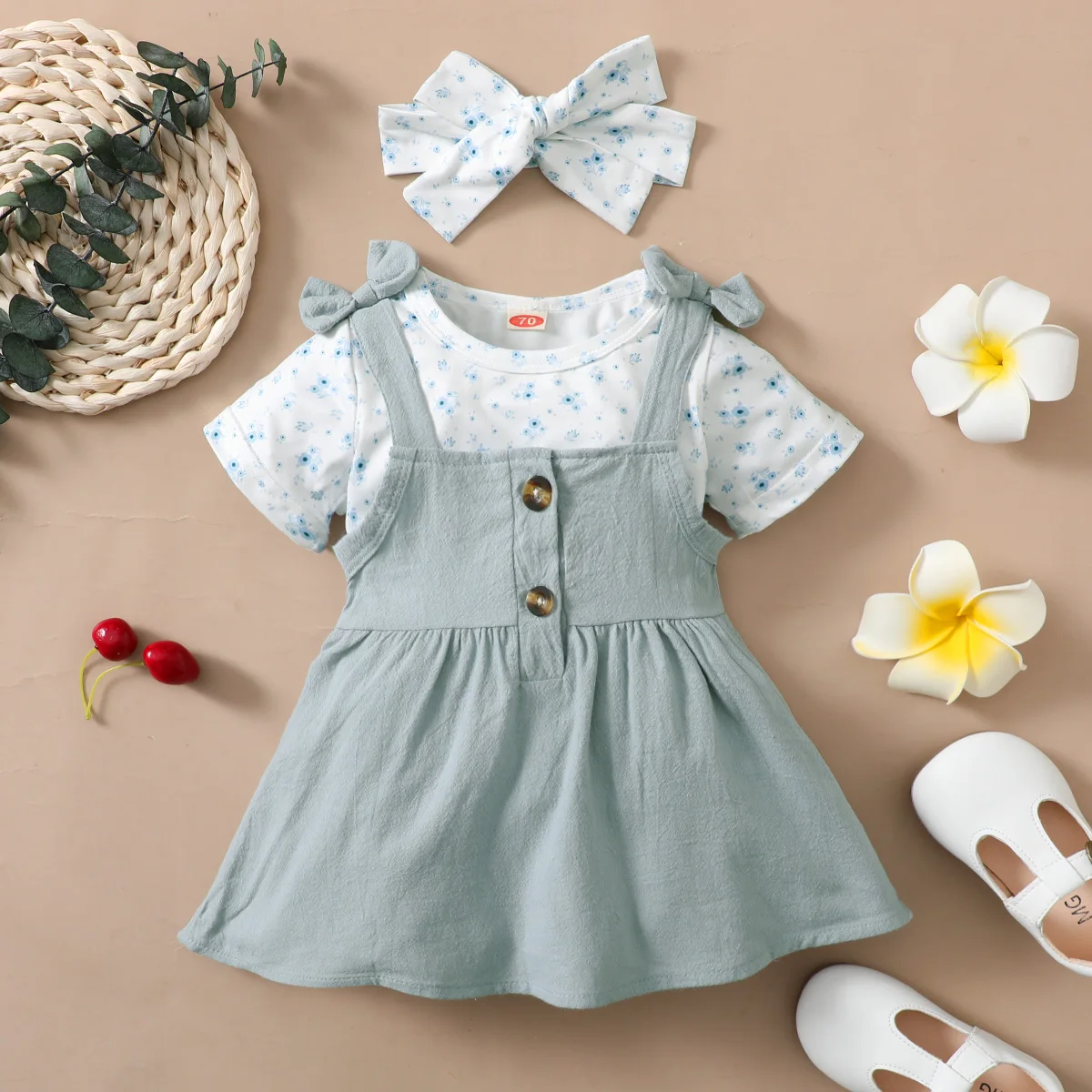 

Комплект для новорожденных девочек, футболка с коротким рукавом, топ с принтом, однотонное платье на пуговицах и бретельках с бантом, повязк...