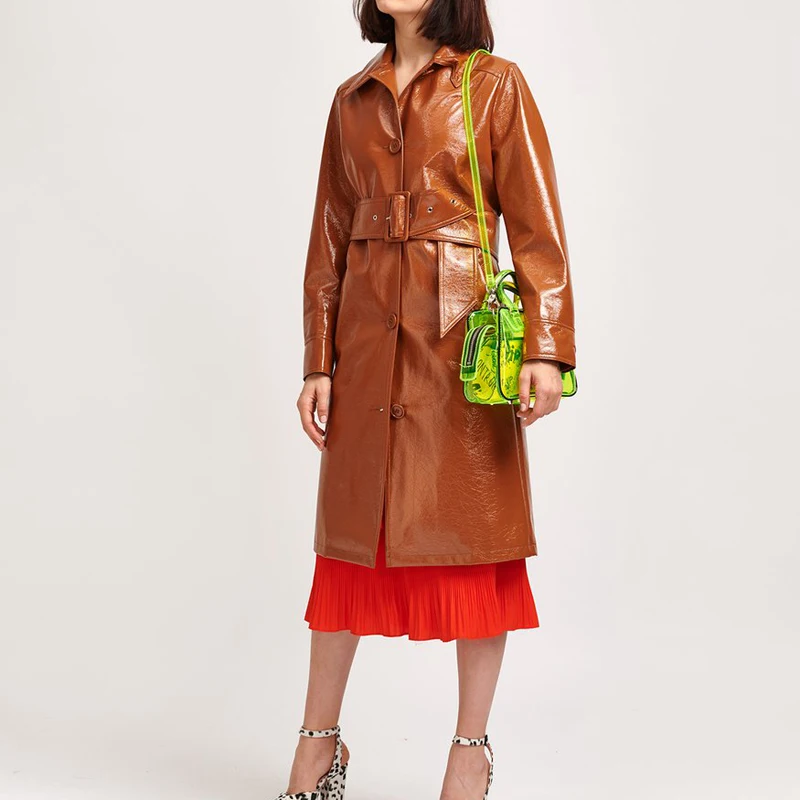 Женский плащ из натуральной кожи однобортный с отложным воротником и широким