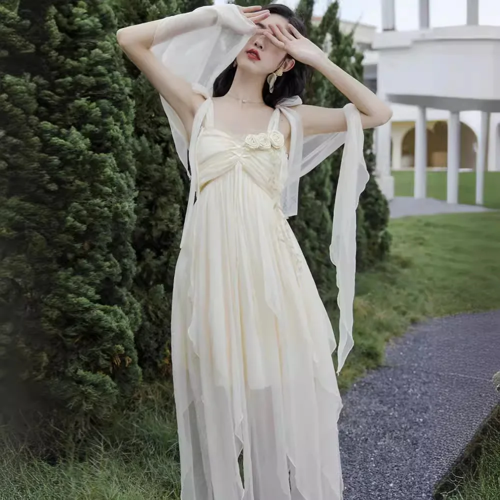 Женское платье с оборками по краям белое на бретельках длинной юбкой для отдыха