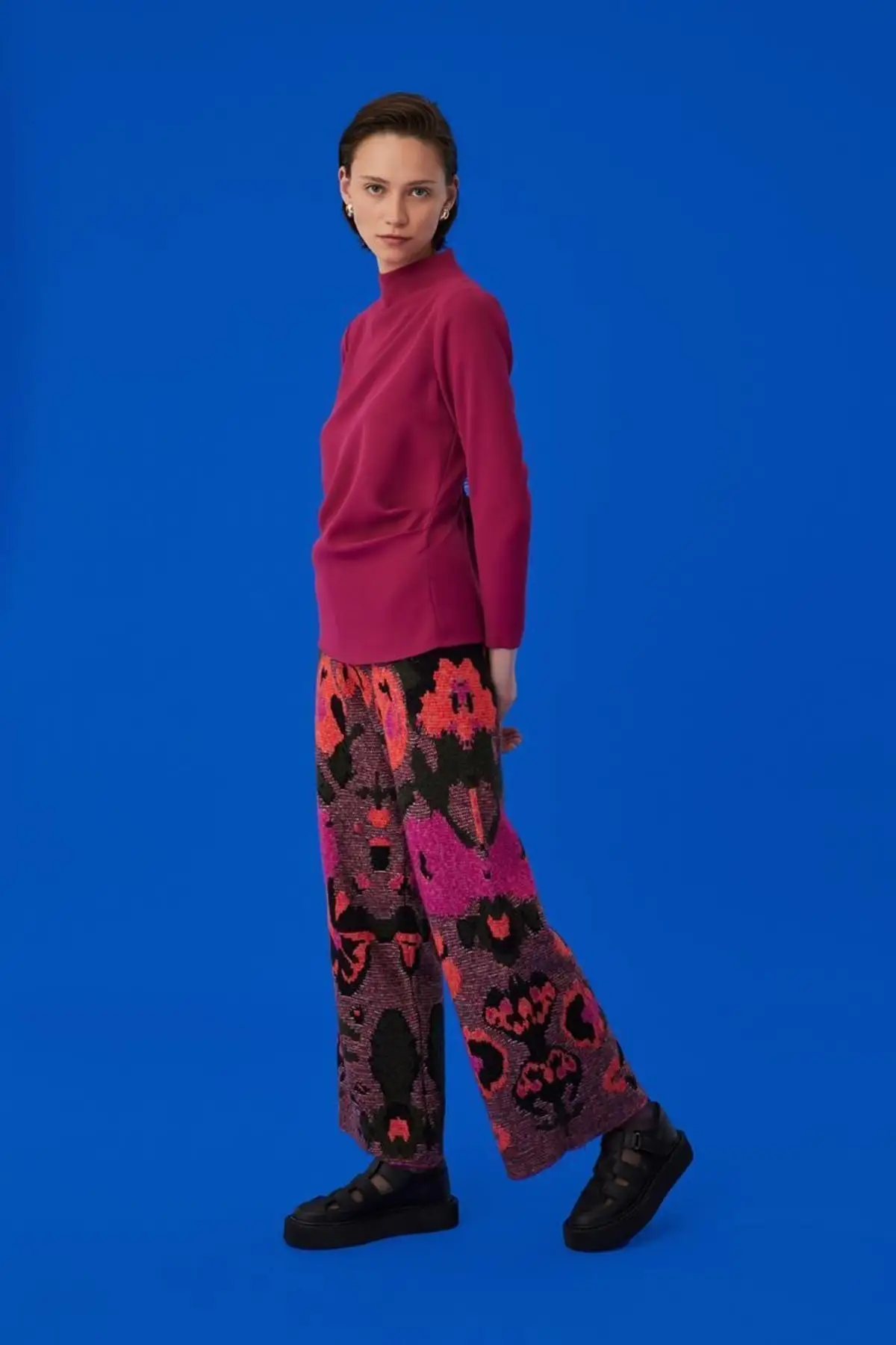 Рисунок 2 - Женская стильная блуза с ворот