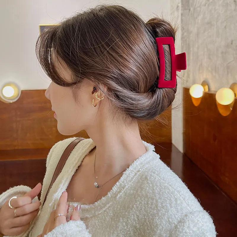 

Retro French Velvet Catch Clip Autumn Winter Large Hollow Solid Color Shark Clip Geometric All-match Hair Accessories