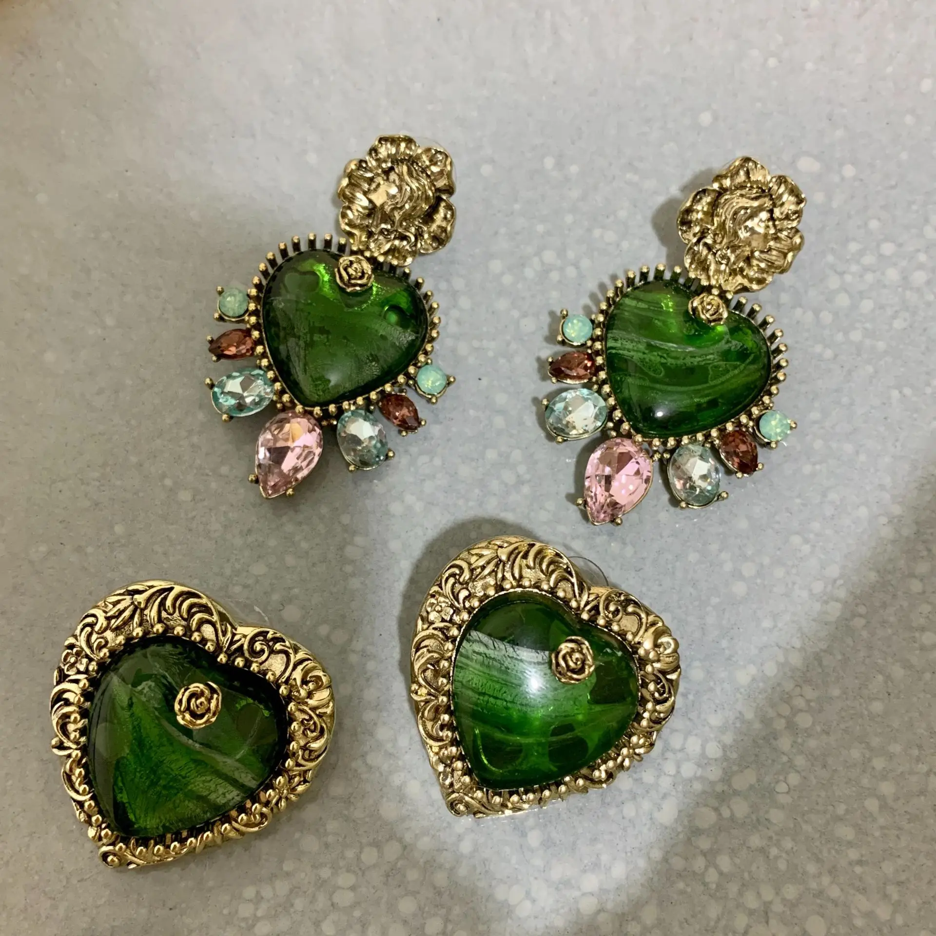 

French Vintage Green Love Cat's Eye Earrings for Women Temperament Niche Design Rhinestone Pendant Earrings Luxury Party Jewelry