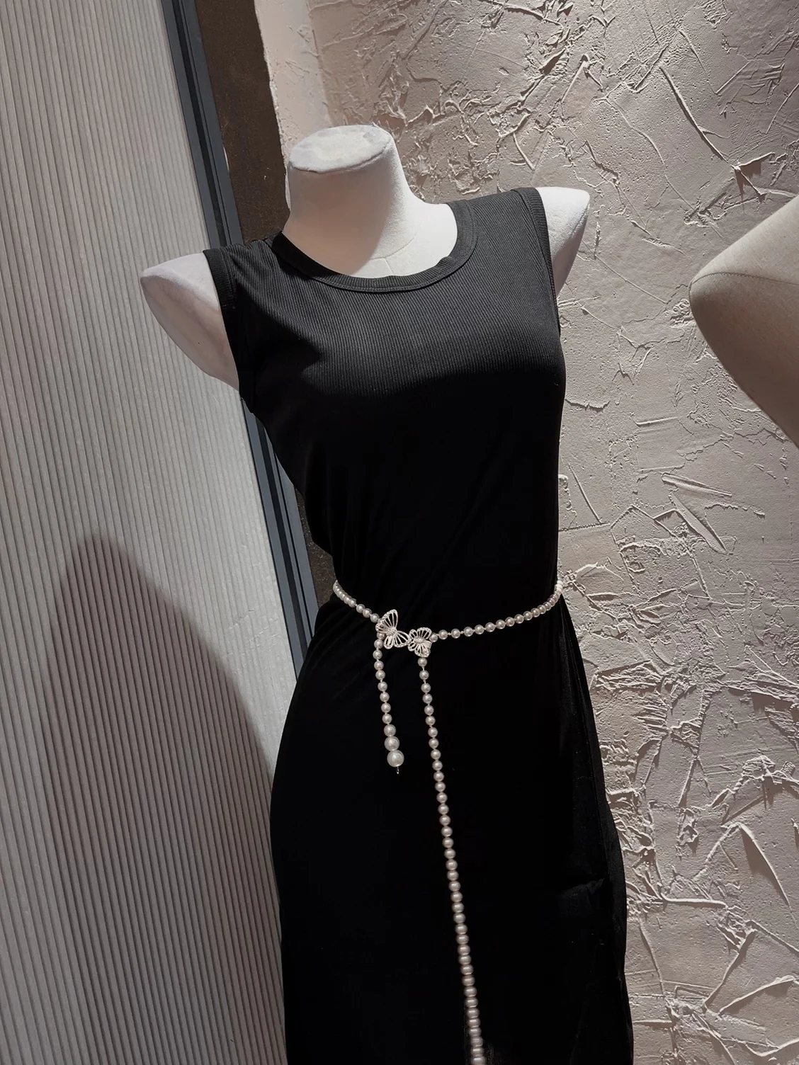 Жемчужно-черное трикотажное платье без рукавов с поясом-цепочкой средней длины