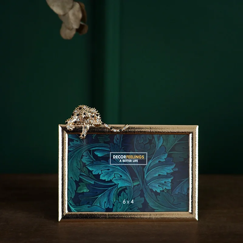 Металлическая фоторамка в форме золотого леопарда скандинавском стиле