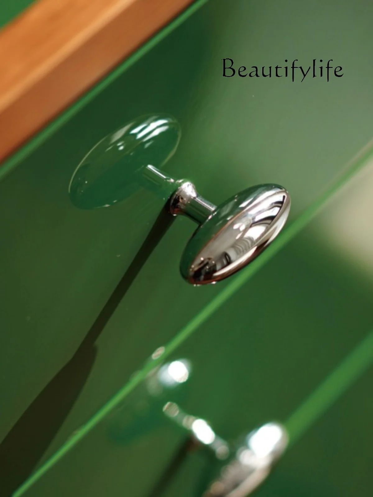 Роскошный шкафчик в стиле ретро с изображением французской строчки из массива