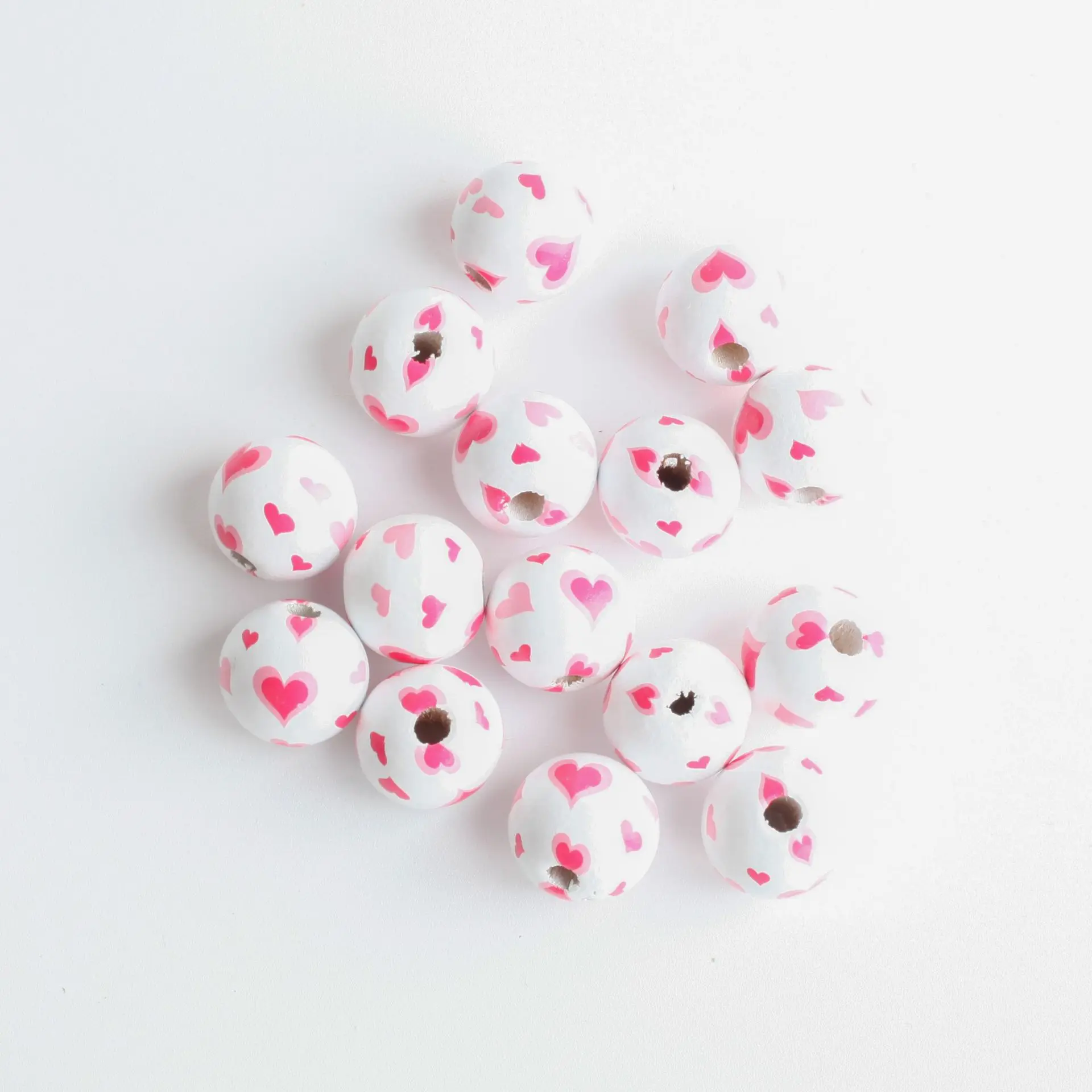 Розовая деревянная гирлянда из бусин в форме сердца на День святого Валентина