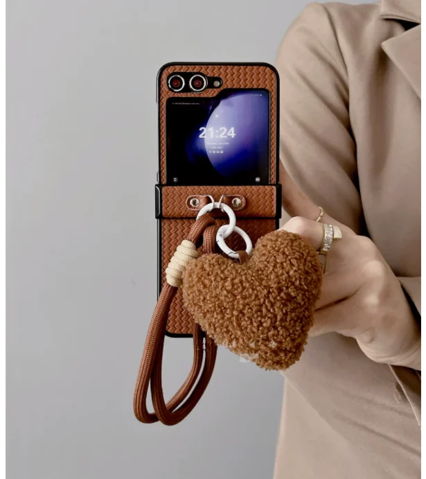 Коричневый плюшевый чехол с сердечками на длинном ремешке петлями для Samsung Galaxy Z