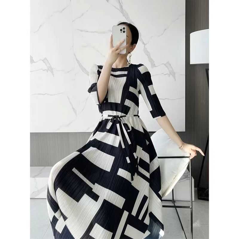 

Summer New Pleated Black and White Striped Dress Round Neck Half Sleeve Loose Hem A-line Skirt