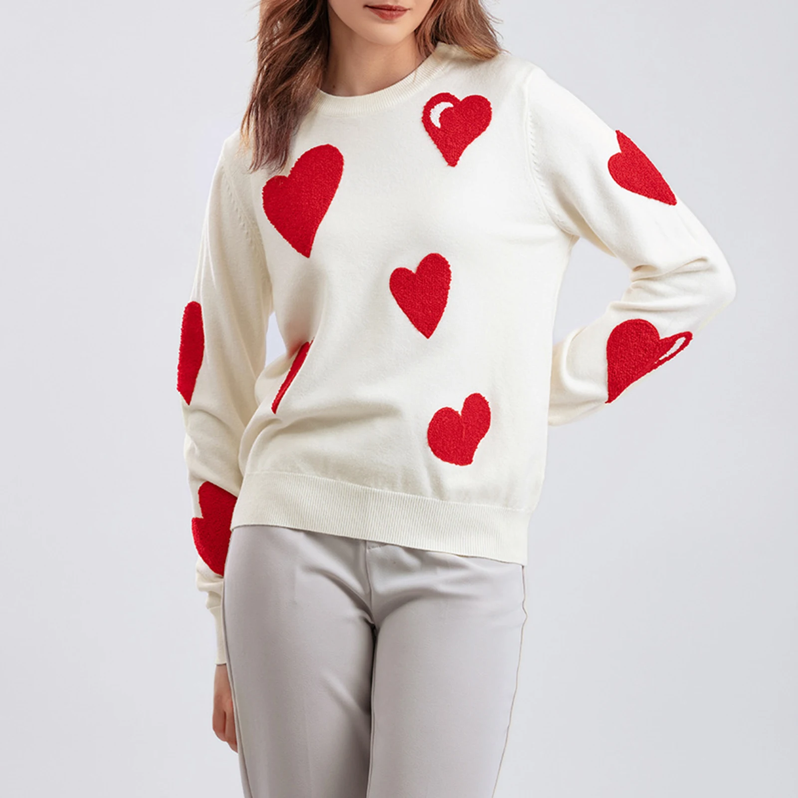 Белый свитер с сердечками