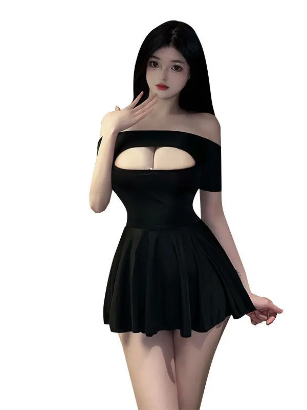 Женское короткое платье с открытыми плечами