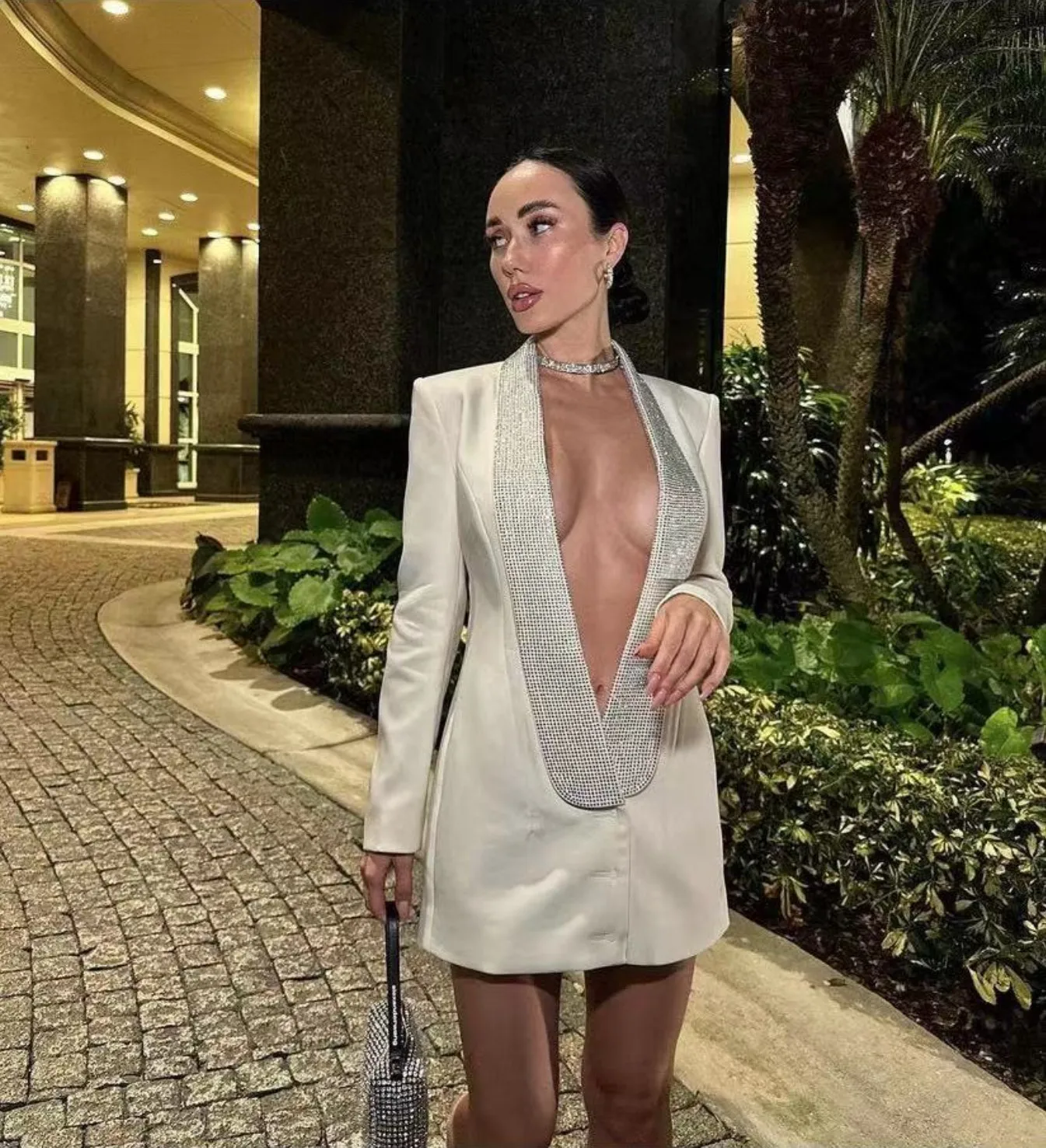 

Женское облегающее мини-платье с длинным рукавом и глубоким V-образным вырезом