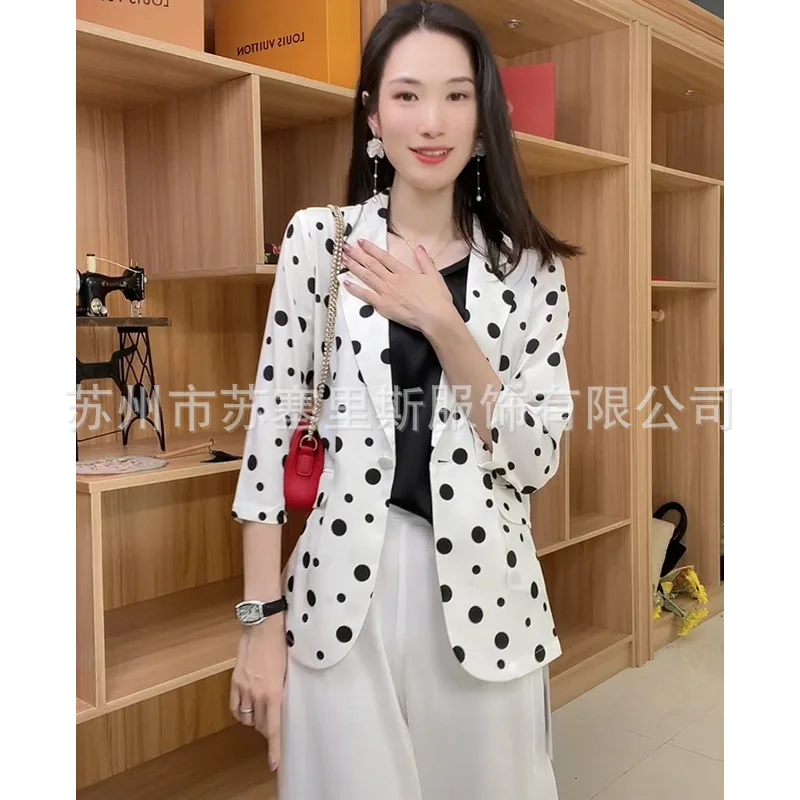 Женский короткий костюм из шелка тутового шелкопряда черно-белый в горошек с