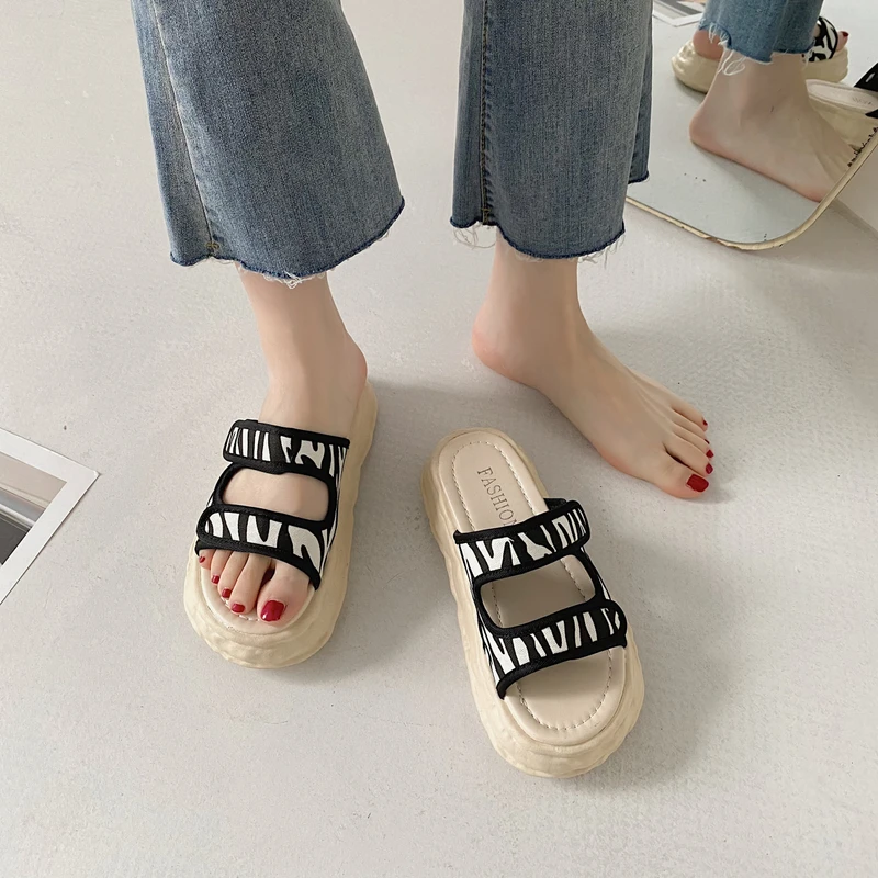 

Сланцы женские на платформе, Роскошные Мягкие Шлепанцы из экокожи, низкие тапки, повседневная обувь в римском стиле, резина, для досуга, лето...