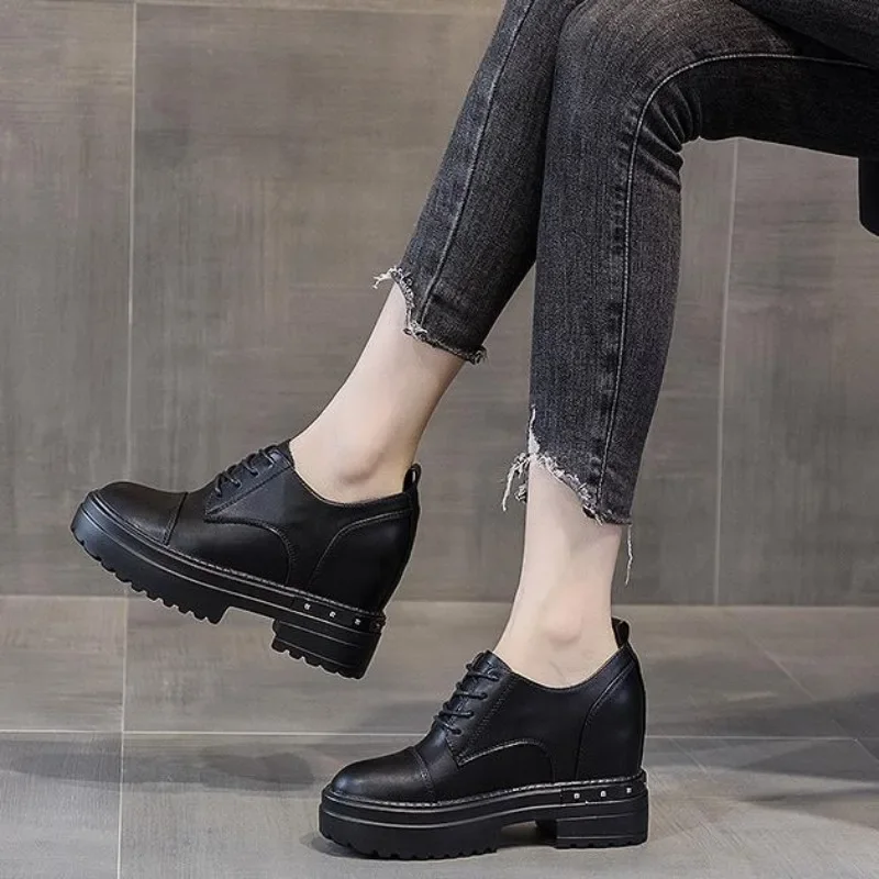 Женские ботинки из натуральной кожи на платформе и каблуке 9 см