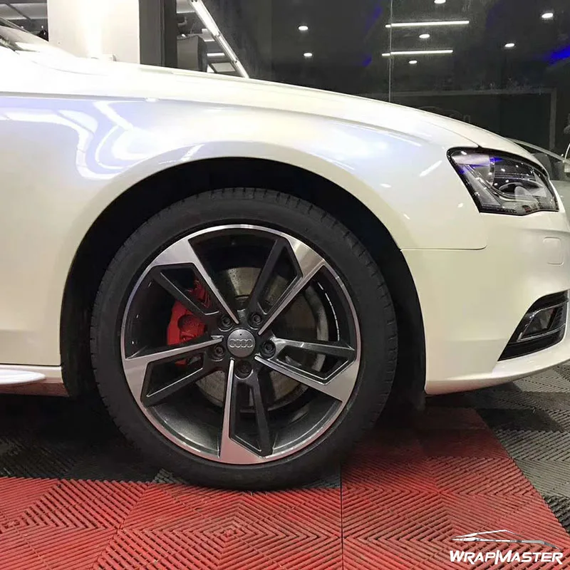 Белая фотография глянцевые от белого до синих мест покрывающие автомобили под