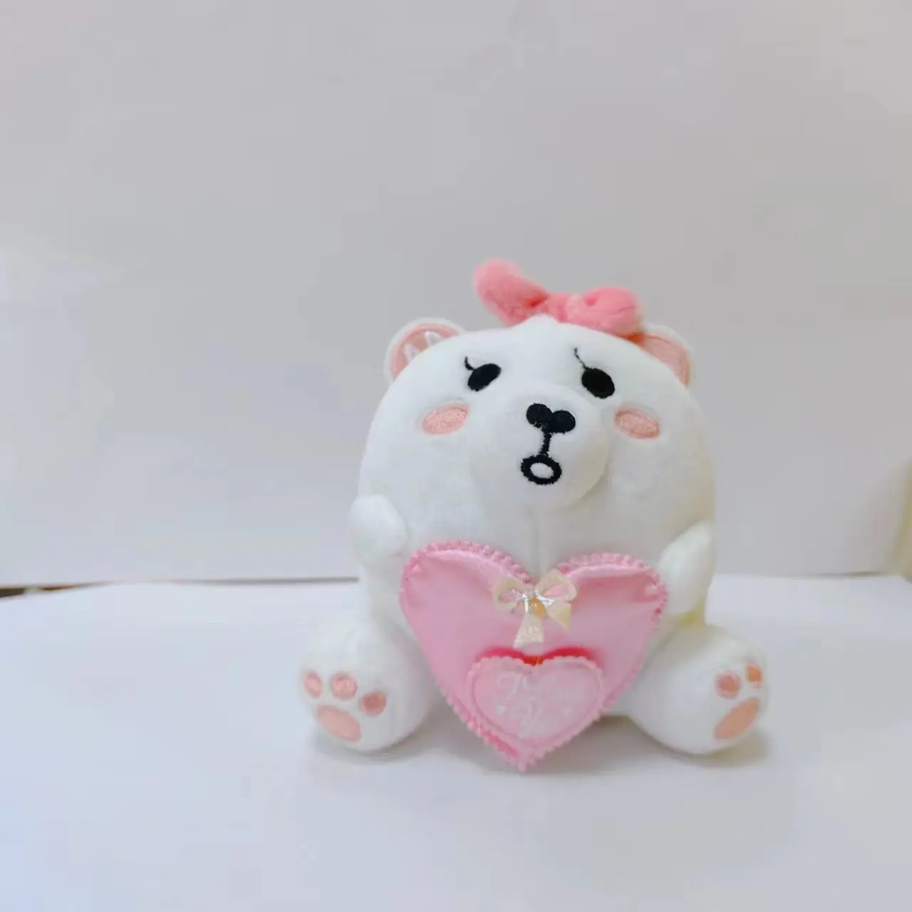 

5 дюймов, обнимающий белый медведь в форме сердца, Симпатичная плюшевая игрушка, кукла, подвесная машинка, ювелирные изделия, подарок на день рождения, захватывающая машина Buwa