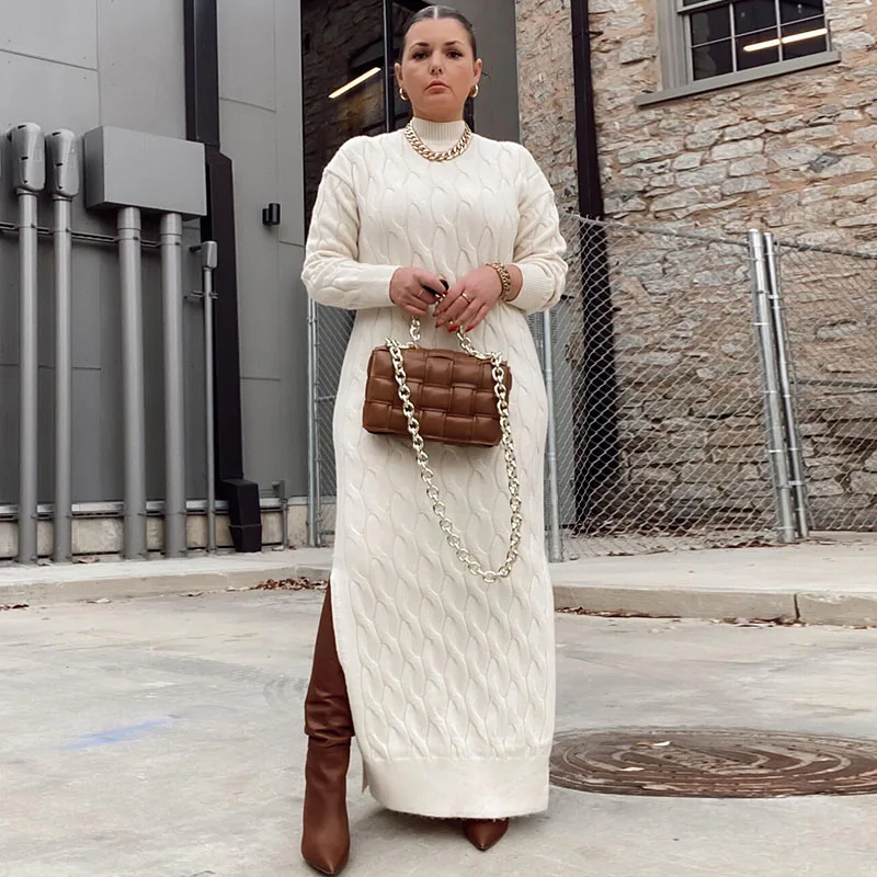 

Женское трикотажное платье-свитер с длинным рукавом и разрезом по бокам