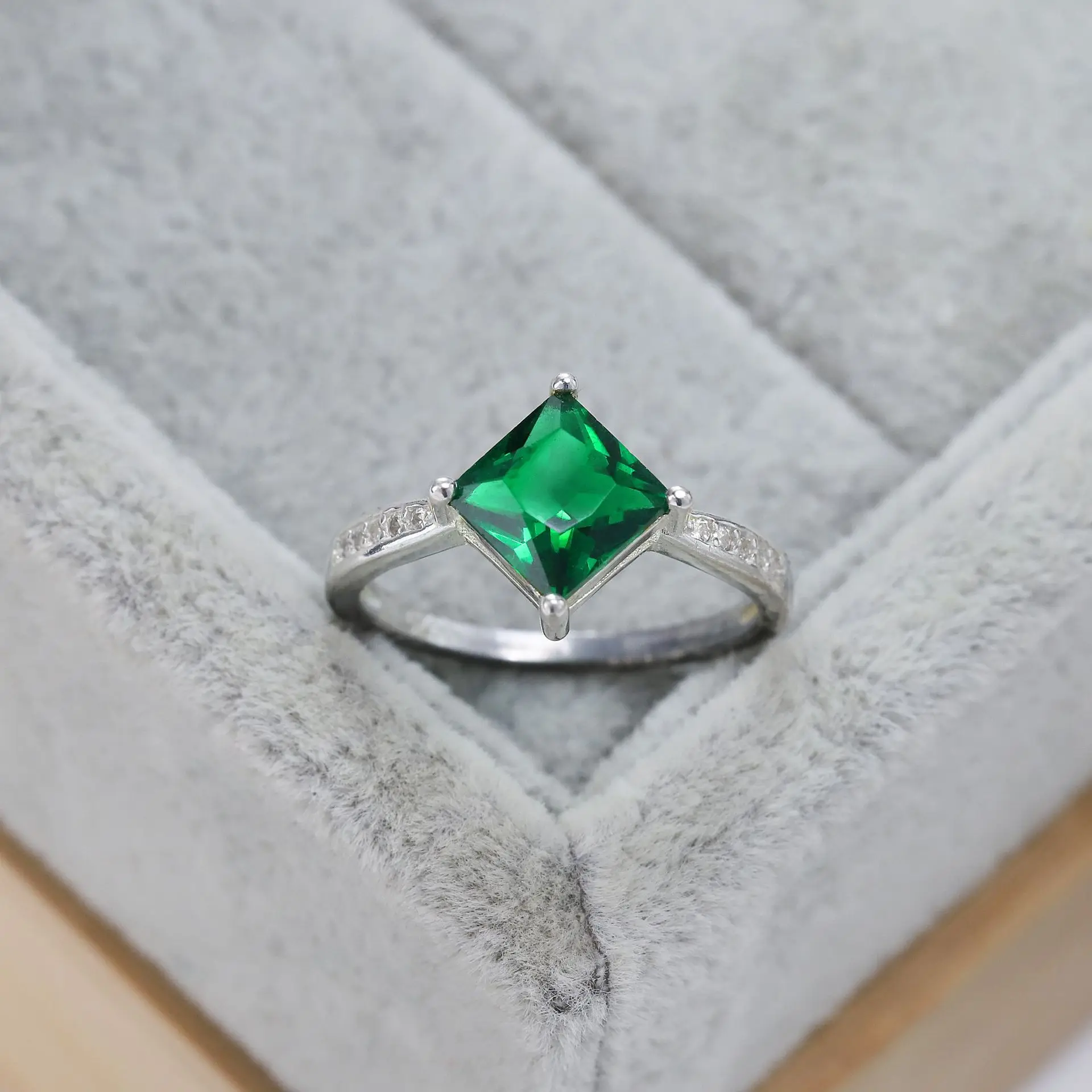 

Fashion New S925 Sterling Silver Ring, Emerald Square Ring, European and American Simple and Elegant Personalized Wedding Ring
