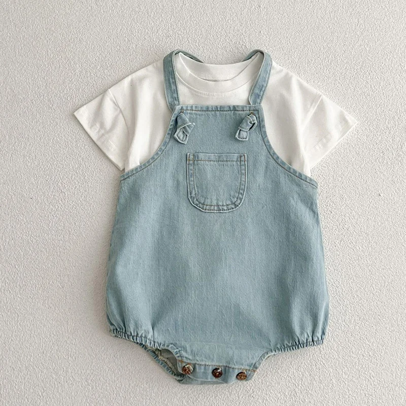 

Корейский стиль, летний комплект одежды для маленьких мальчиков и девочек, белая хлопковая футболка с коротким рукавом + джинсовый комбинезон, детская одежда, костюм