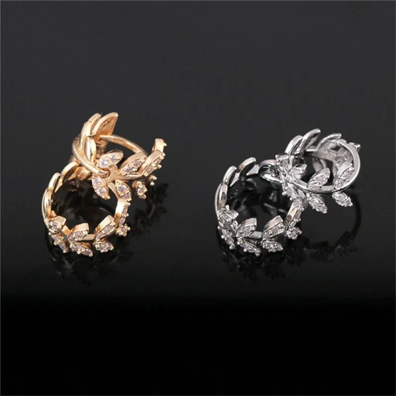 Женские серьги-кольца с фианитами золотистого цвета