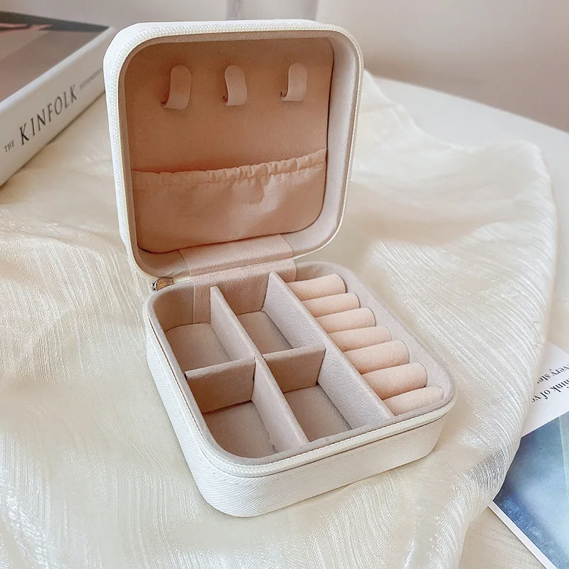 

Кожаная шкатулка для украшений