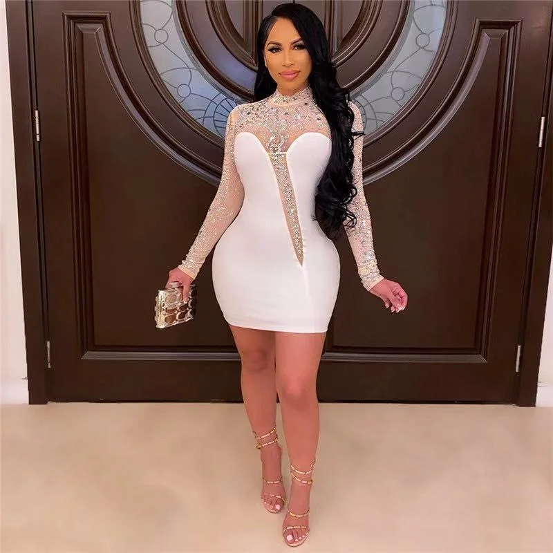 

Женское платье с круглым вырезом, длинным рукавом и бриллиантами