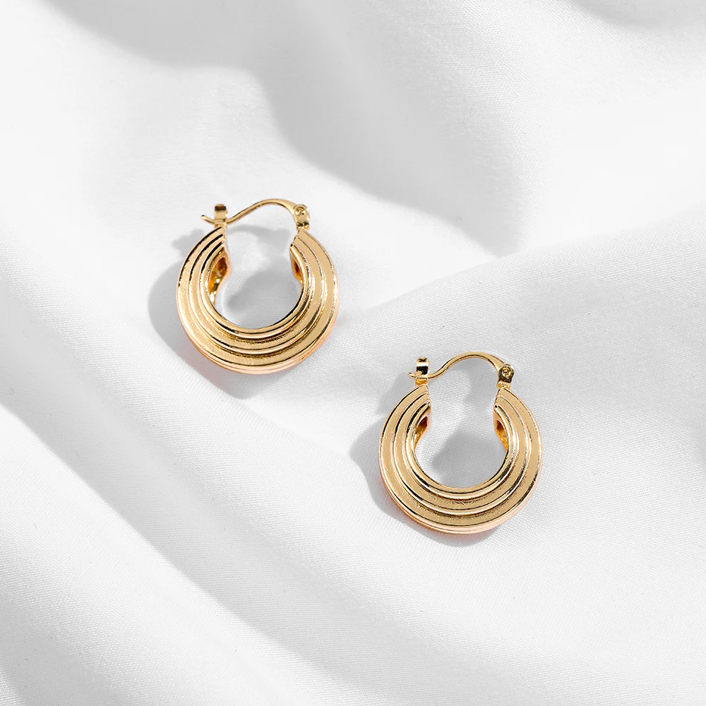 Женские объемные серьги-кольца круглые текстурированные обручи золотого цвета в