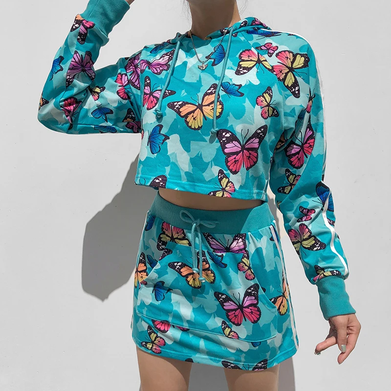 

Повседневный осенний женский костюм из двух предметов с принтом бабочки, короткий топ с капюшоном и мини-юбка, модная спортивная одежда Y2K