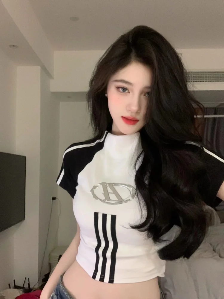 

Женская футболка с коротким рукавом, высоким воротником и полосками