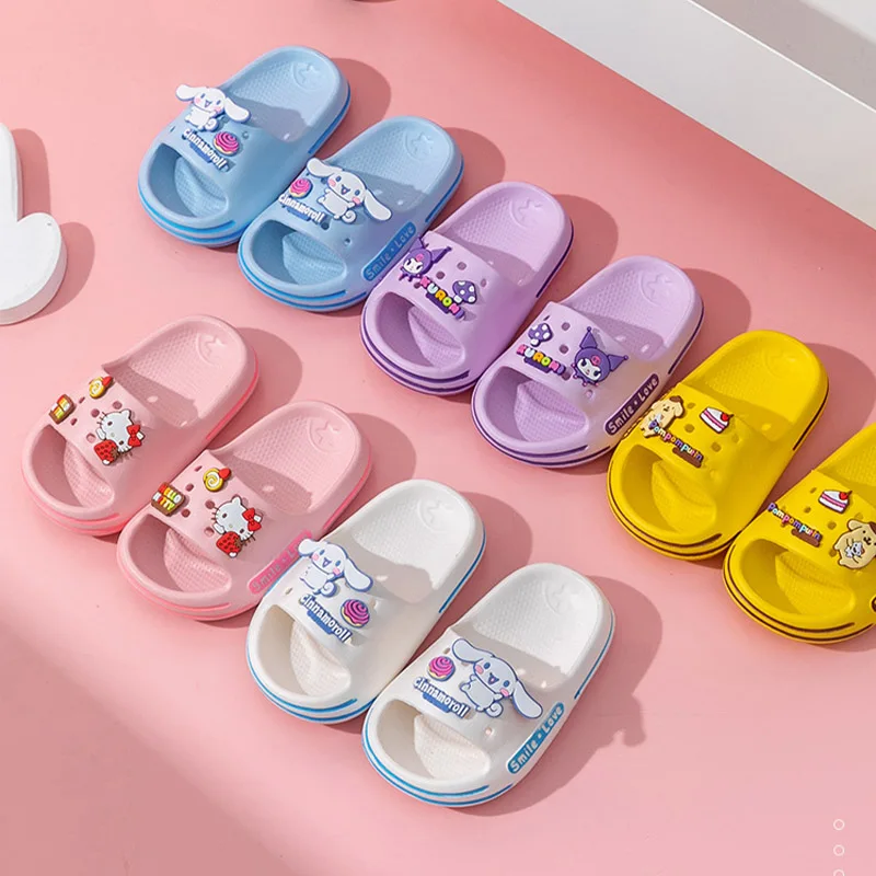 

Сандалии Sanrios с мультипликационным рисунком Hello Kittys, милые летние Нескользящие комнатные сандалии Kuromi Cinnamoroll Pom Purin с мягкой подошвой
