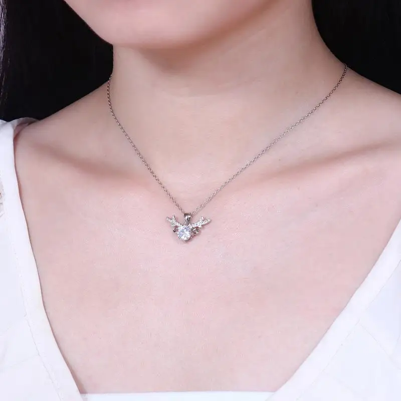 У оленя есть роскошное ожерелье с небольшой толщиной рогов моссановый бриллиант