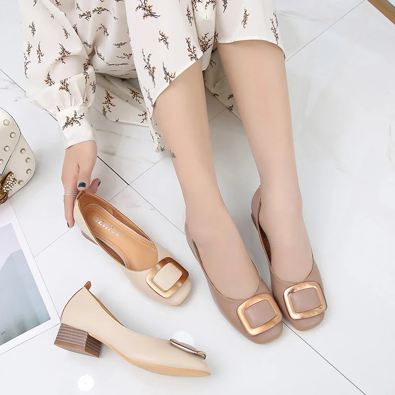 

Женские кроссовки, летняя обувь 2023, женские туфли на каблуке, новинка, модная повседневная обувь из искусственной кожи с розами, обувь на сре...