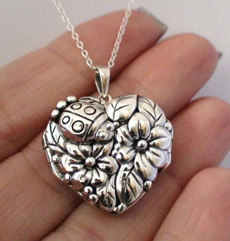 Ожерелье с кулоном-фоторамка в форме сердца |