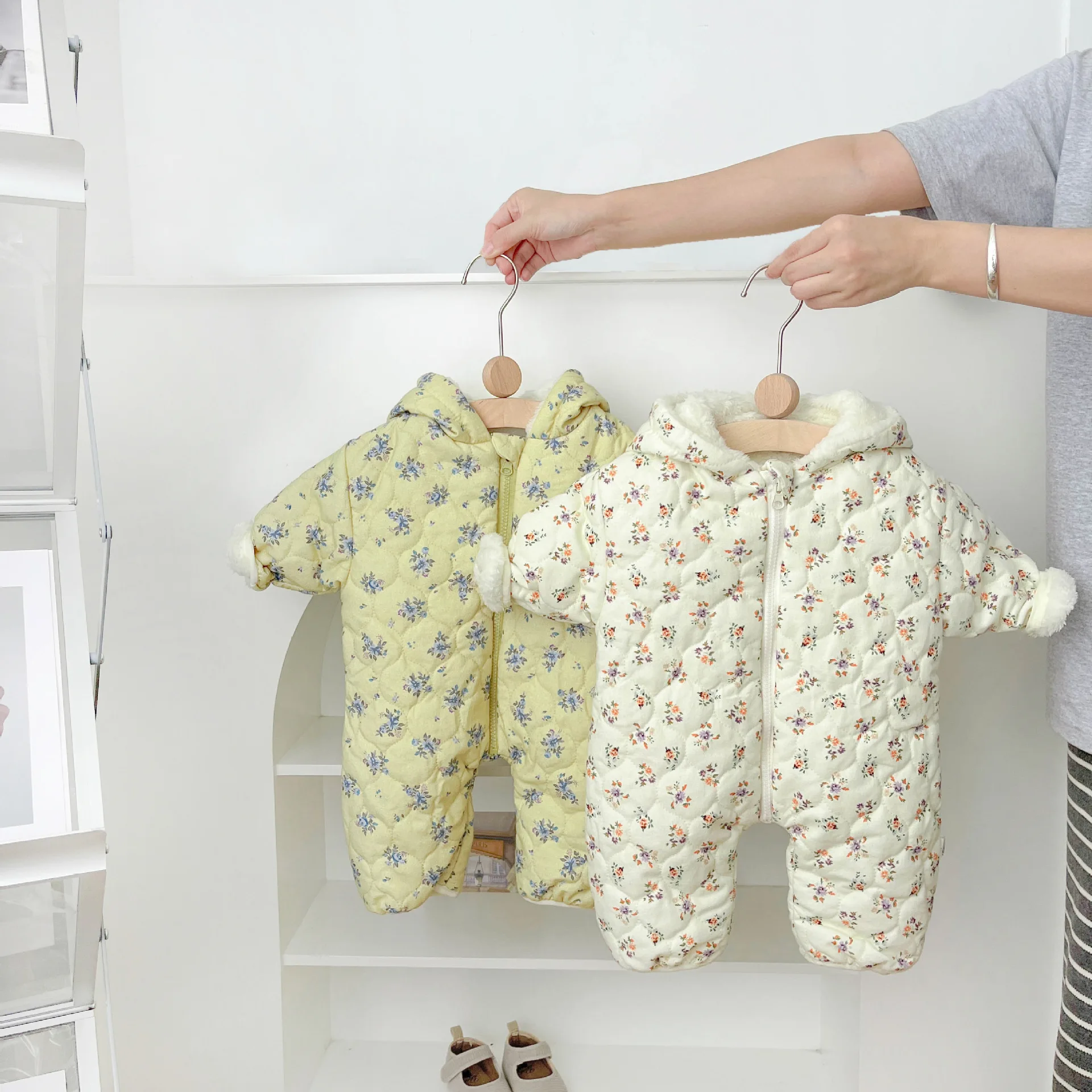 

Зимнее женское боди с хлопковой подкладкой и ароматизированными цветами для новорожденных девочек 2023, утепленные плюшевые парки с капюшоном для новорожденных девочек