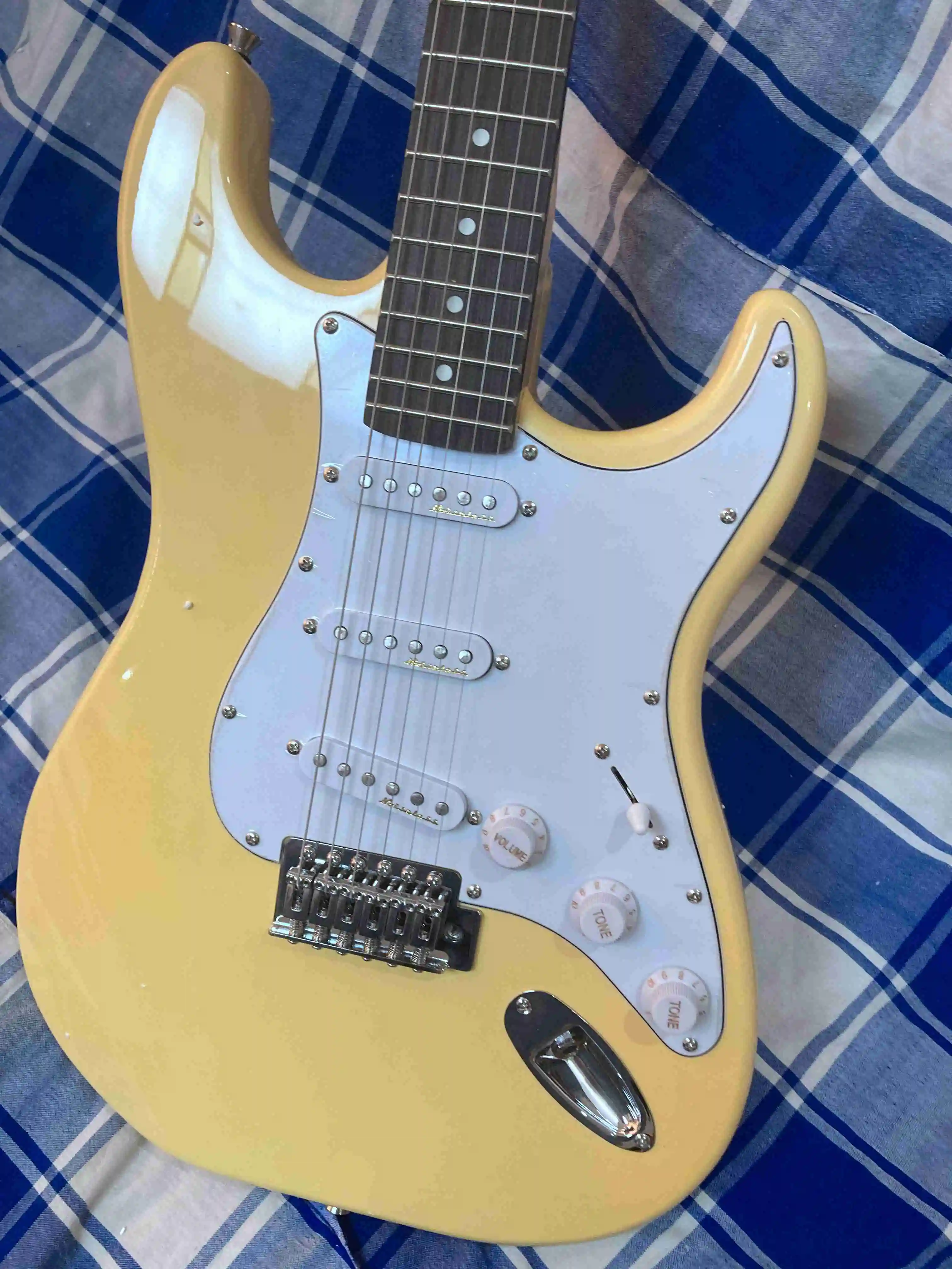 

Chinese guitar factory custom st yellow Guitar Rosewood fingerboard Electric Guitar Real photo Top quality in stock E918