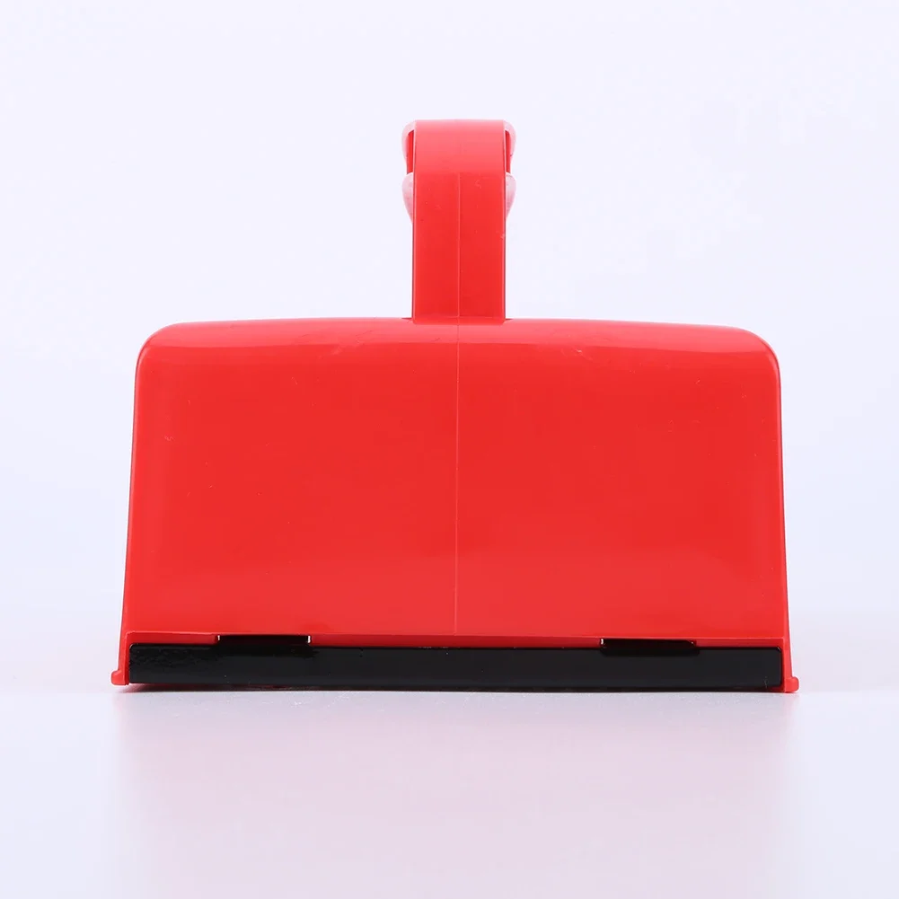 Пластиковый ковш для сбора ягод с металлической расческой и эргономичной ручкой