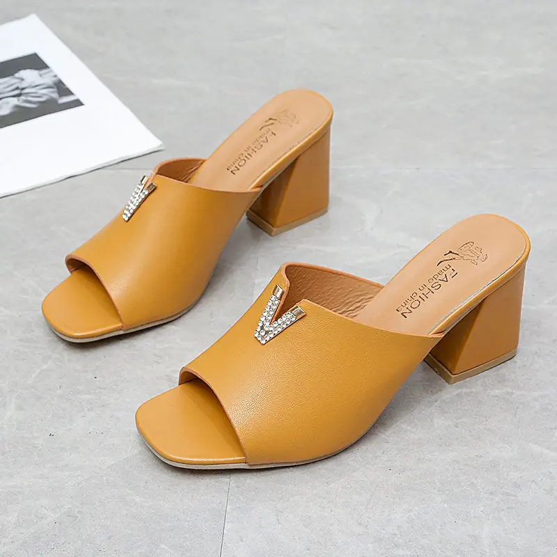 

Женские мюли 2022 желтые тапочки открытый носок толстый блочный каблук 7 см Мода Стразы V письмо женские сандалии кожаная женская обувь