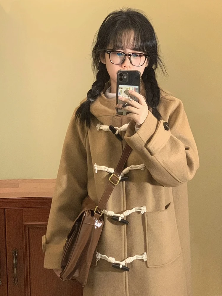 Высококачественное шерстяное пальто средней длины с роговой пряжкой и капюшоном