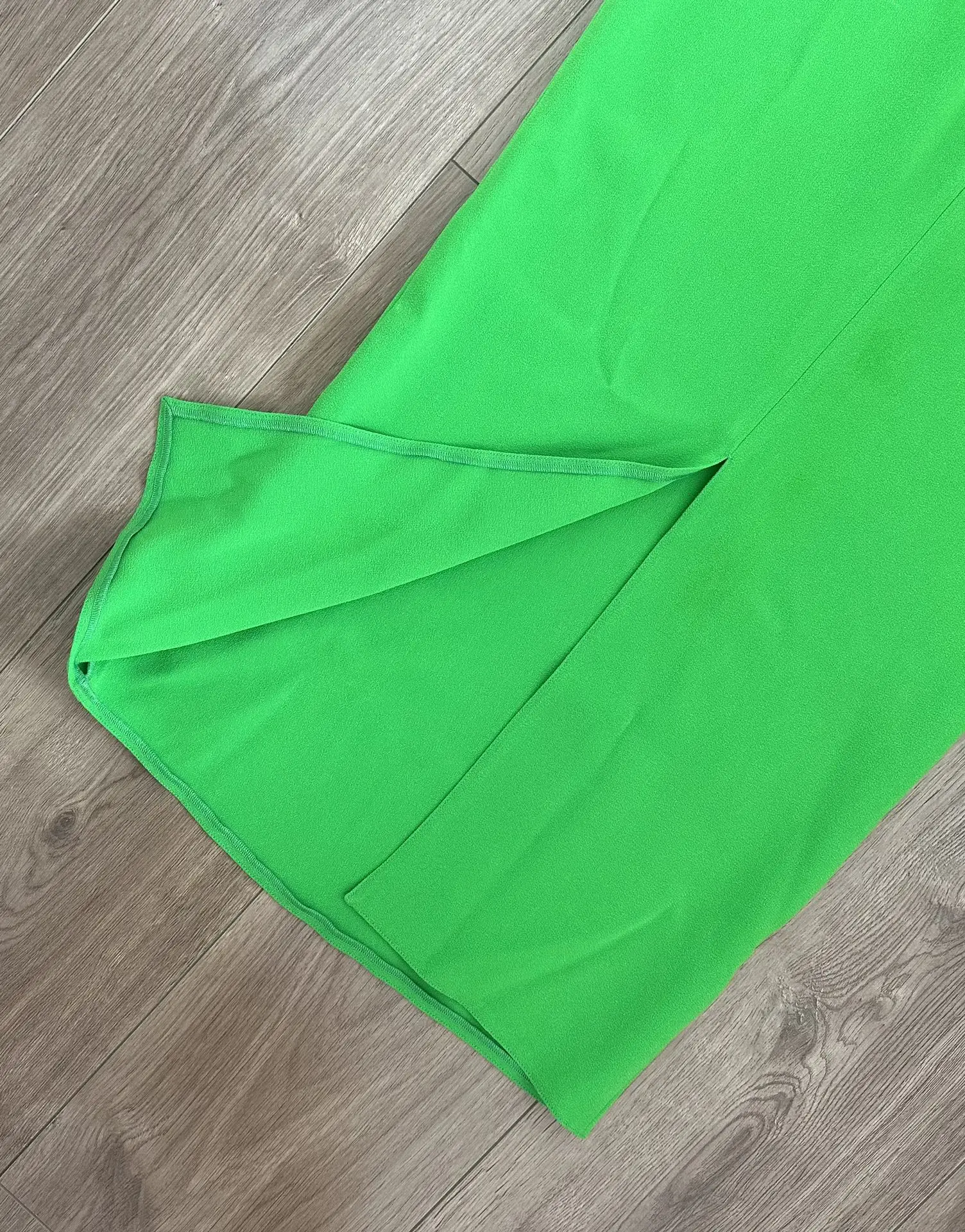 Женское ФЛУОРЕСЦЕНТНОЕ зеленое ажурное платье миди без бретелек