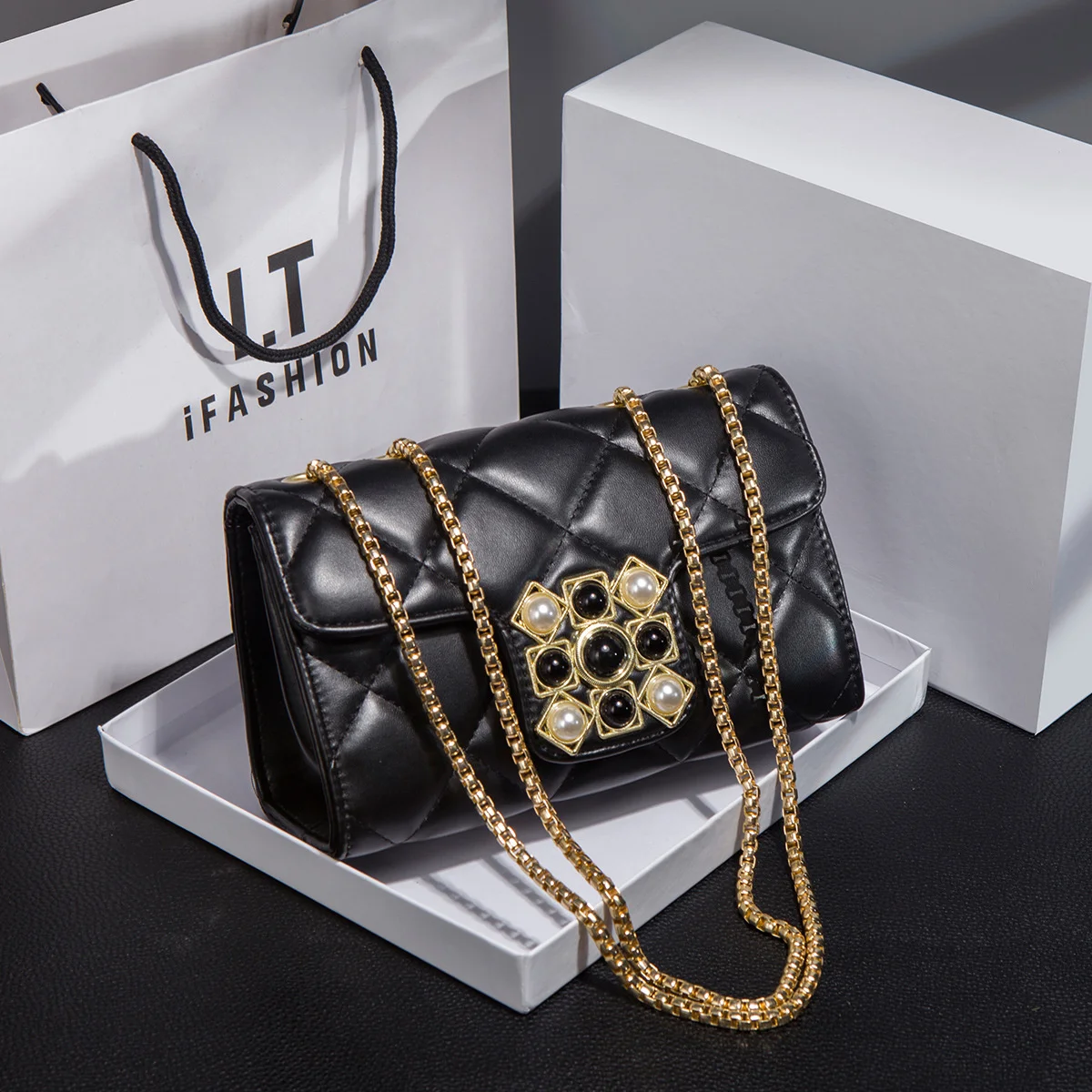 

2023 New One Shoulder Oblique Straddle Women's Bag Trend Simple Underarm Lingge Small Fragrant