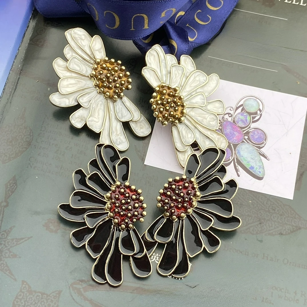 

Retro Modified Face Simple All-Match Petal Stud Earrings
