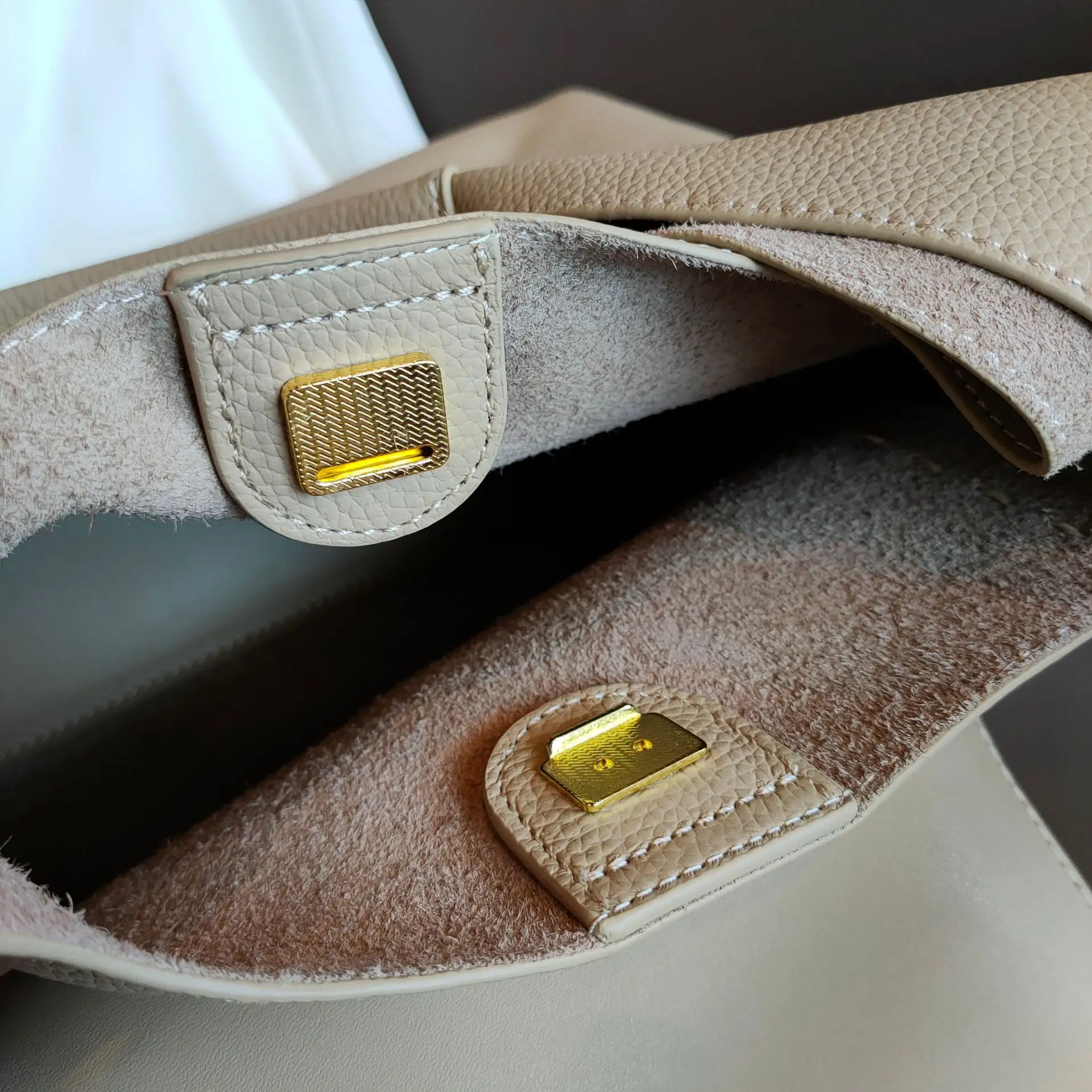 2023 new soft leather tote bag large capacity commuter bag senior sense niche design shoulder armpit bag