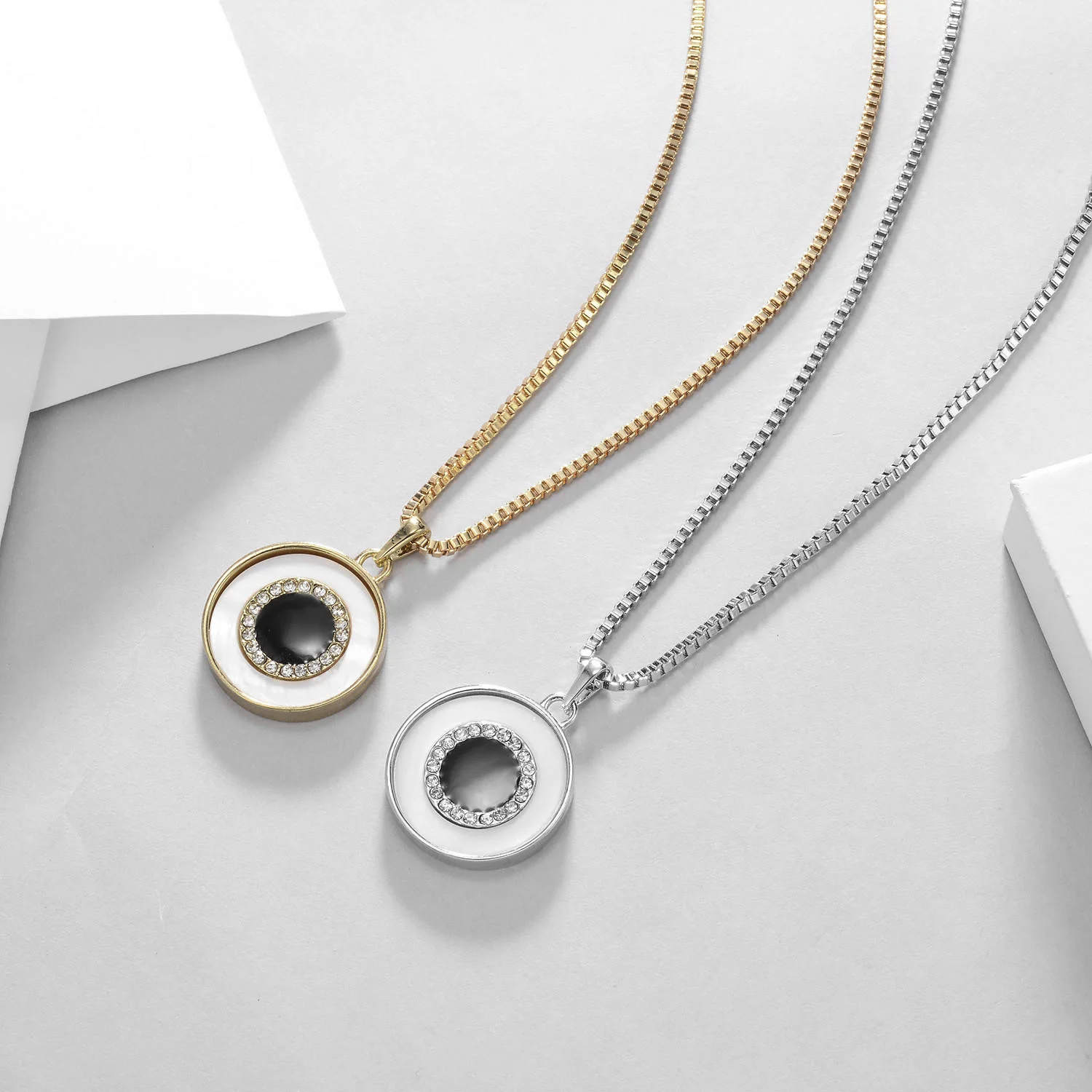 

2023 Latest Summer Style Design Short Chain Round Enamel Shell Necklace Fashion Women's Jewelry Pendant