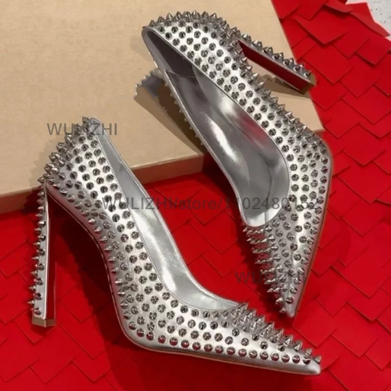 Черные кожаные серебристые сандалии с острым носком и заклепками на каблуке